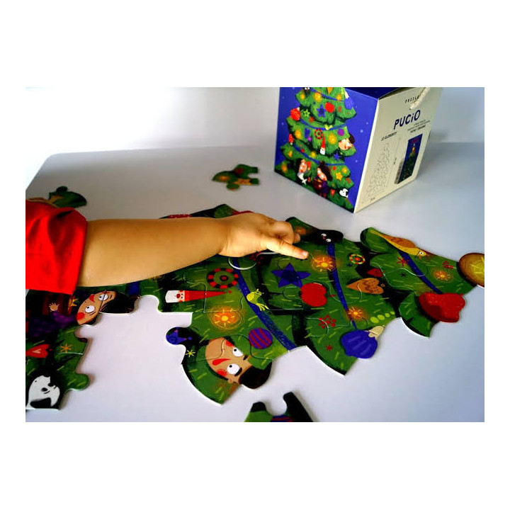 Nasza Księgarnia Puzzle 22 el. Pucio i Misia ubierają choinkę